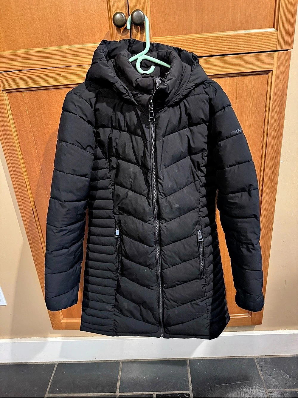 DKNY Chevron-Quilted Hooded Puffer Jacket Black Medium